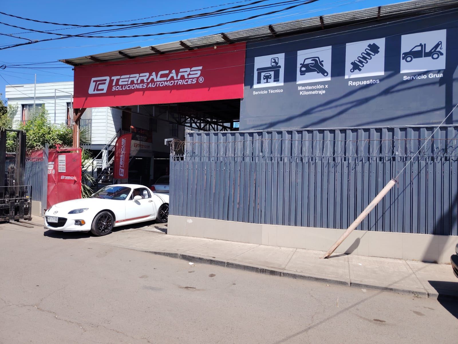 Frontis del taller TERRACARS en Colina: letrero rojo y muro grafito con sus servicios